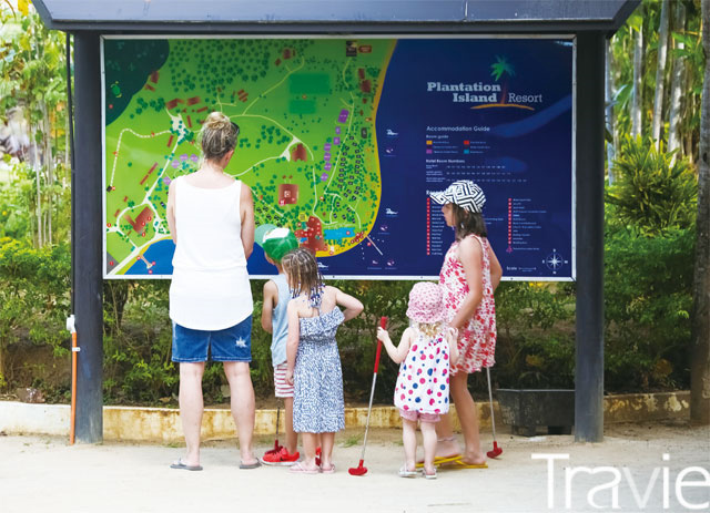 플랜테이션아일랜드에서 파크골프를 즐기기 위해 리조트 지도를 보고 있는 어린이들