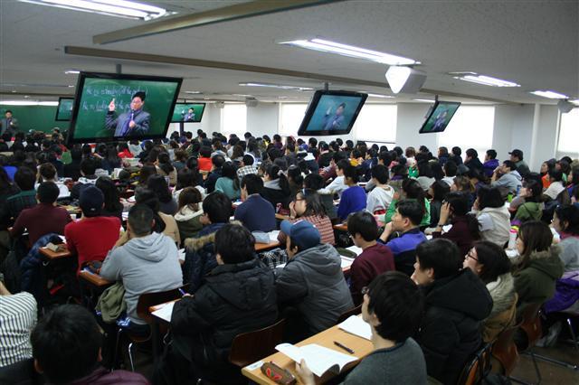 공무원시험을 앞둔 수험생들이 학원가에서 강의를 듣고 있다. 서울신문 포토라이브러리