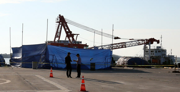 인양 돌고래호 주위에 가림막