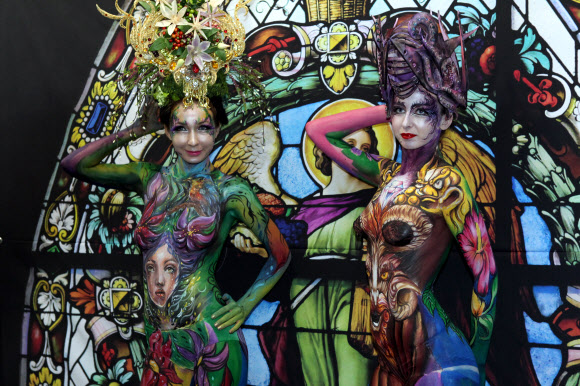 10일 경기도 고양시 킨텍스에서 소상공인의 손끝 기술을 겨루는 ’대한민국 소상공인 기능경진대회’가 열렸다. 이날 ’K-메이크업 스타샵 컴페티션’에서 바디아티스트의 바디페인팅이 선보여 많은 관람객의 눈길을 끌었다.  연합뉴스