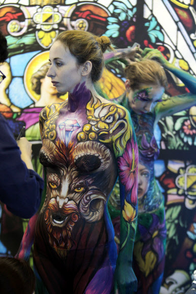 10일 경기도 고양시 킨텍스에서 소상공인의 손끝 기술을 겨루는 ’대한민국 소상공인 기능경진대회’가 열렸다. 이날 ’K-메이크업 스타샵 컴페티션’에서 바디아티스트의 바디페인팅이 선보여 많은 관람객의 눈길을 끌었다.  연합뉴스