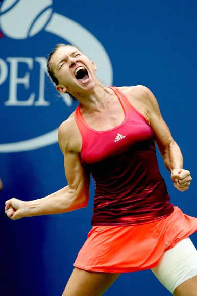 루마니아 테니스 선수 시모나 할렙이 9일(현지시간) 미국 뉴욕의 USTA 빌리 진 킹 국립 테니스 센터에서 열린 2015 US오픈 테니스 대회 여자단식에서 벨라루스의 빅토리아 아자렌카를 상대로 경기를 펼쳐 승리한 뒤 포효하고 있다.  ⓒ AFPBBNews=News1