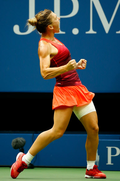 루마니아 테니스 선수 시모나 할렙이 9일(현지시간) 미국 뉴욕의 USTA 빌리 진 킹 국립 테니스 센터에서 열린 2015 US오픈 테니스 대회 여자단식에서 벨라루스의 빅토리아 아자렌카를 상대로 경기를 펼쳐 승리한 뒤 포효하고 있다.  ⓒ AFPBBNews=News1