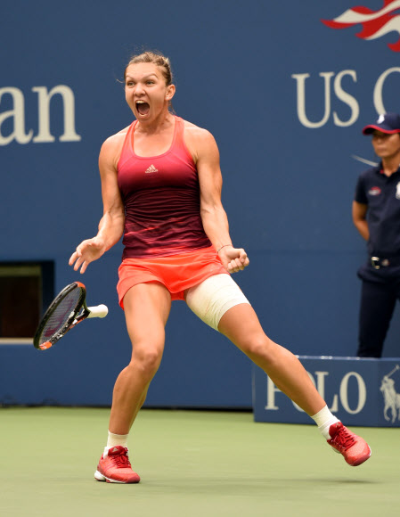 루마니아 테니스 선수 시모나 할렙이 9일(현지시간) 미국 뉴욕의 USTA 빌리 진 킹 국립 테니스 센터에서 열린 2015 US오픈 테니스 대회 여자단식에서 벨라루스의 빅토리아 아자렌카를 상대로 경기를 펼쳐 승리한 뒤 포효하고 있다.  ⓒ AFPBBNews=News1