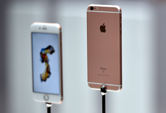 9일(현지시간) 미국 샌프란시스코에서 열린 애플 언론 행사에 아이폰 6s가 전시되어 있다. 애플은 신제품을 발표한 직후 현장 취재 기자들에게 제품을 직접 써 볼 수 있도록 했다. ⓒ AFPBBNews=News1