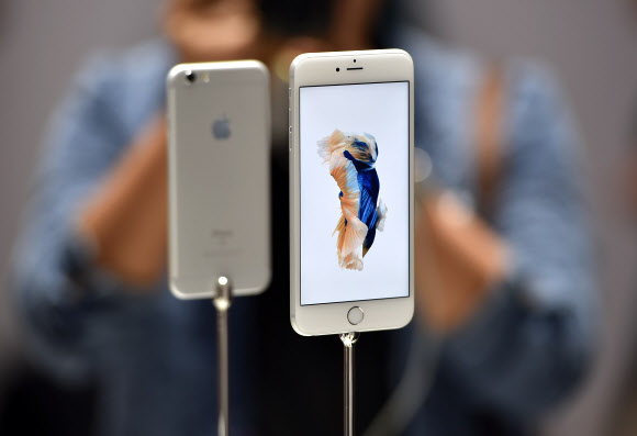 9일(현지시간) 미국 샌프란시스코에서 열린 애플 언론 행사에 아이폰 6S가 전시되어 있다. 애플은 신제품을 발표한 직후 현장 취재 기자들에게 제품을 직접 써 볼 수 있도록 했다. ⓒ AFPBBNews=News1