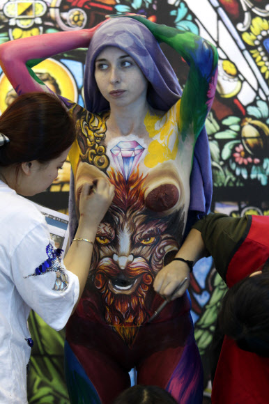 몸에 작품 그리는 바디페인팅