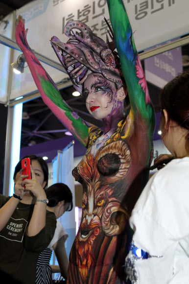 몸에 작품 그리는 바디페인팅