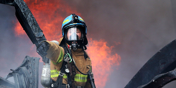 화마와 싸우는 소방대원