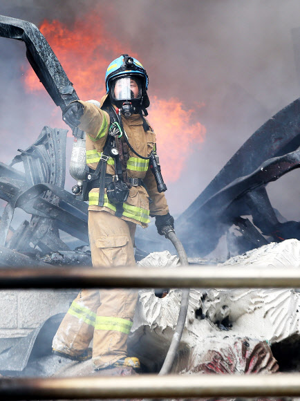 진화작업하는 소방대원