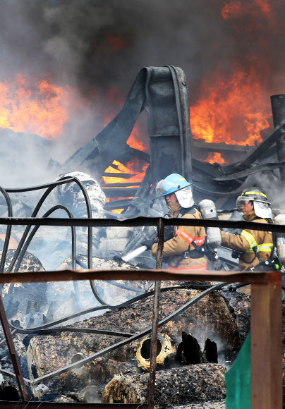 필름제조공장 화재 진압하는 소방대원들