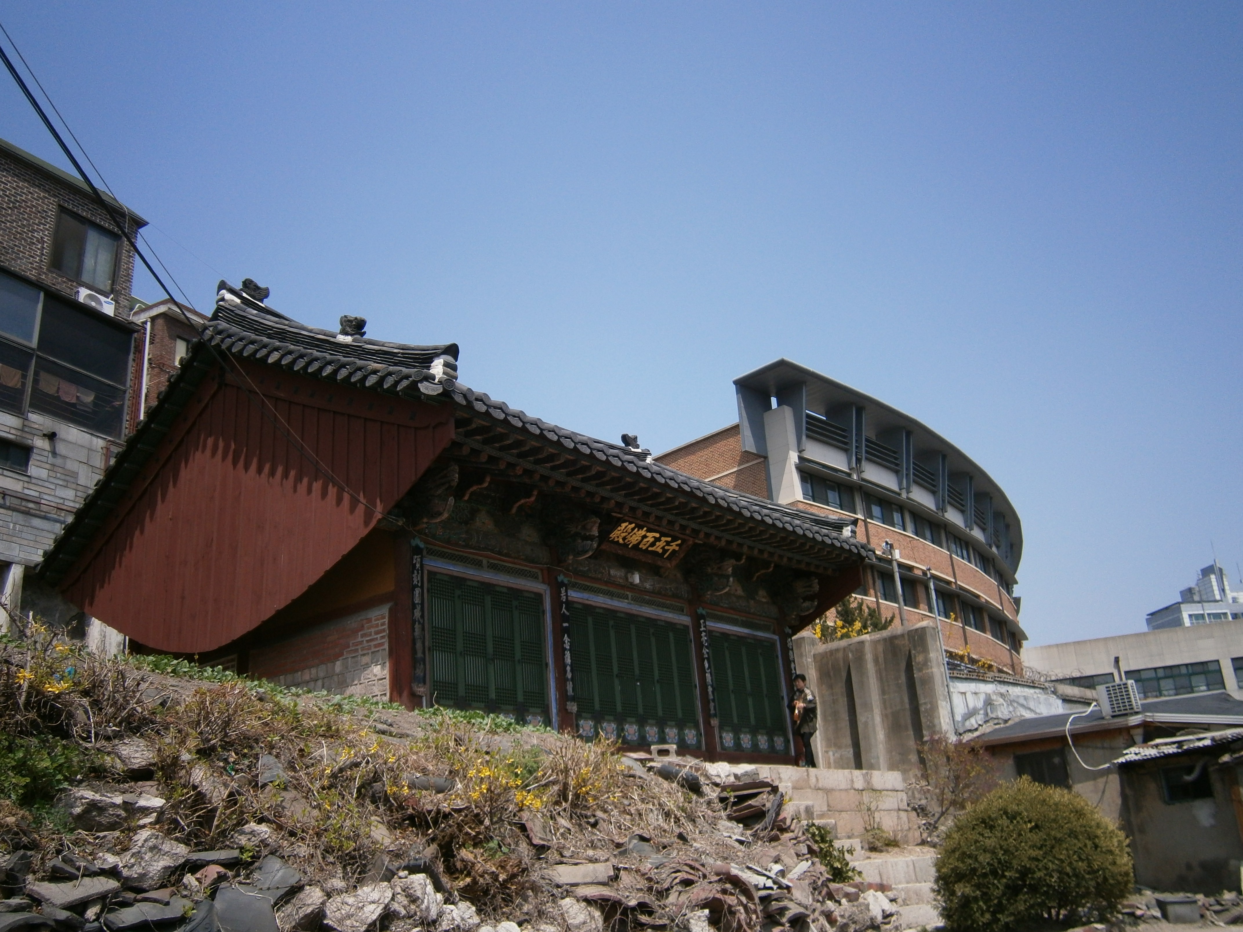 안양암 천오백불전. 창신초등학교와 담장을 사이에 두고 있다. 　