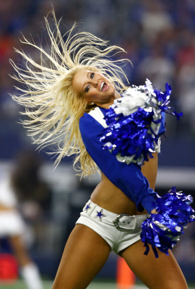 13일(현지시간) 미국 텍사스주 알링턴의 AT&T 스타디움에서 열린 미식축구 뉴욕 자이언츠와의 경기에서 댈러스 카우보이스의 치어리더가 응원을 펼치고 있다. ⓒ AFPBBNews=News1