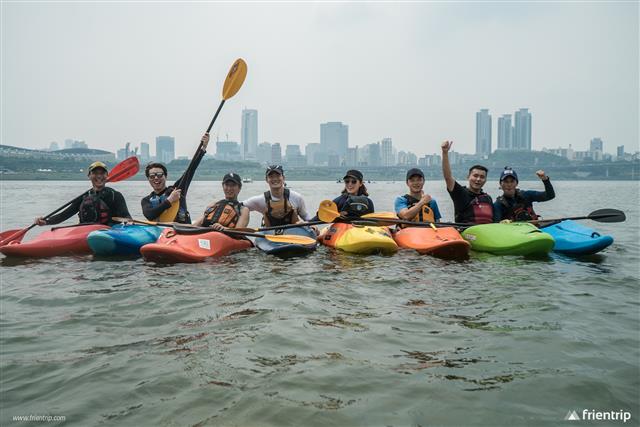 지난달 8일 소셜 모임 사이트인 ‘프렌트립’을 통해 만난 젊은 직장인들이 서울 한강에서 카약 체험을 하고 있다. 프렌트립 제공