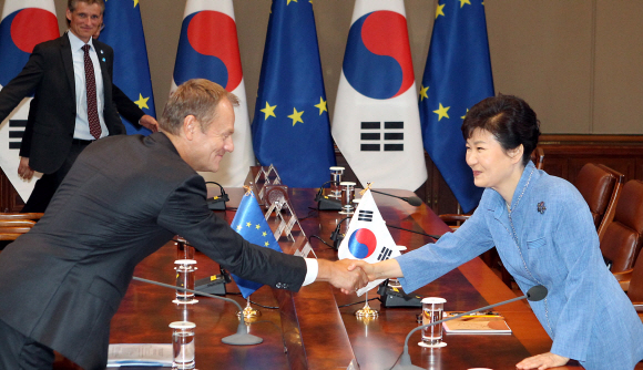 15일 오후 박근혜대통령이 청와대 집현실에서 열린 도날드 투스크 EU 상임의장과의 확대정상회담에서 인사를 나누고 있다. 2015. 09. 15 안주영 jya@seoul.co.kr