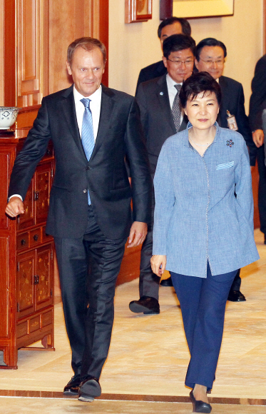 15일 오후 박근혜대통령이 청와대 집현실에서 열린 도날드 투스크 EU 상임의장과의 확대정상회담을 위해 입장하고 있다. 2015. 09. 15 안주영 jya@seoul.co.kr