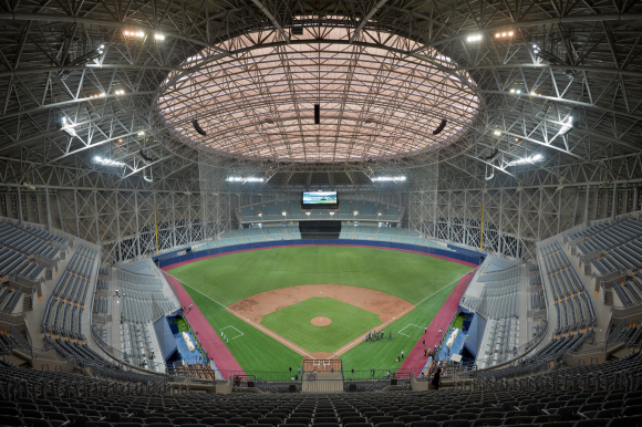 서울 구로구 고척동 스카이 돔 경기장이 미디어 공개된 15일 돔지붕과 경기장이 보이고 있다. 2015.9.15 박지환 popocar@seoul.co.kr