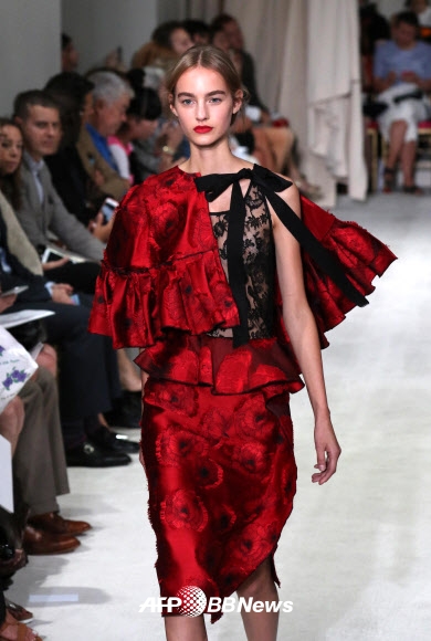 15일(현지시간) 뉴욕에서 열린 뉴욕 패션 위크 ‘오스카 드 라 렌타(Oscar de la Renta)’ 패션쇼에서 모델이 옷을 선보이고 있다.<br>ⓒ AFPBBNews=News1