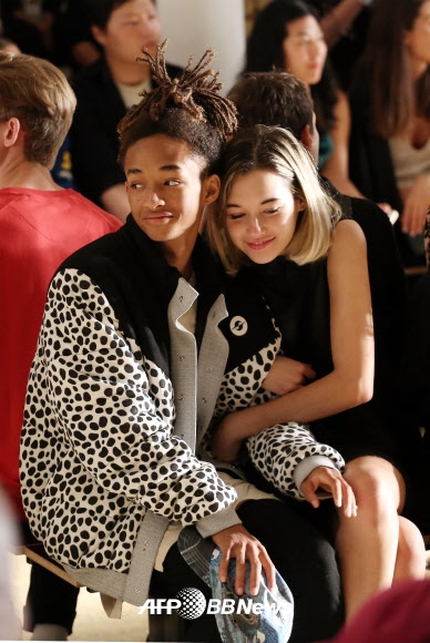 배우 제이든 스미스(Jaden Smith)가 여자친구 사라 스나이더(Sarah Snyder)와 함께 15일(현지시간) ‘뉴욕 패션 위크’ 집시 스포츠 패션쇼에 참석했다.<br>ⓒ AFPBBNews=News1