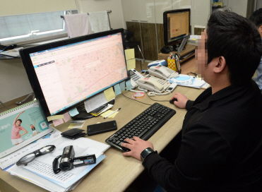 지난 14일 서울 도심에 있는 이 흥신소 사무실에서는 다른 직원이 현장에서 수집해 온 미행 대상의 이동 경로를 인터넷 지도로 확인하고 있다.  손형준 기자 boltagoo@seoul.co.kr