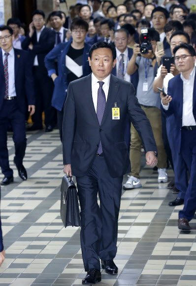 국정감사장 들어서는 신동빈 롯데그룹 회장