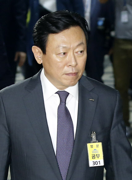 굳은 표정의 신동빈 롯데그룹 회장