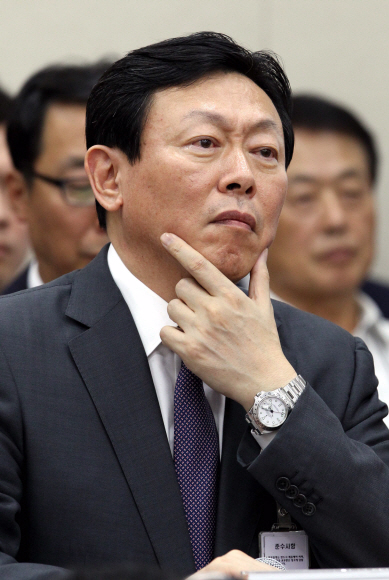 신동빈 롯데그룹 회장이 17일 국회에서 열린 정무위원회의 공정거래위원회 국정감사 의원의 질의를 경청하고 있다.  정연호 기자 tpgod@seoul.co.kr