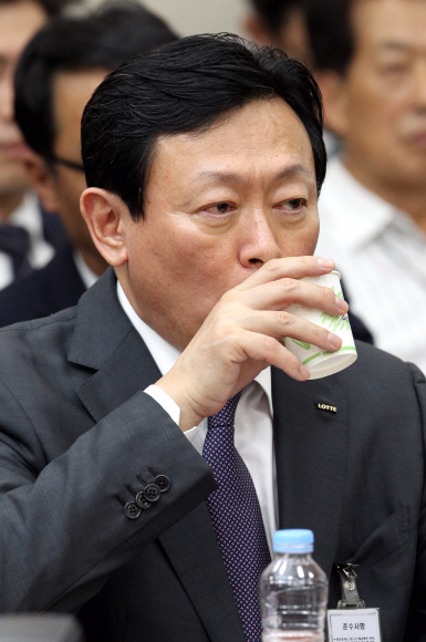 신동빈 롯데그룹 회장이 17일 국회에서 열린 정무위원회의 공정거래위원회 국정감사 의원의 질의를 경청하며 물을마시고 있다.  정연호 기자 tpgod@seoul.co.kr