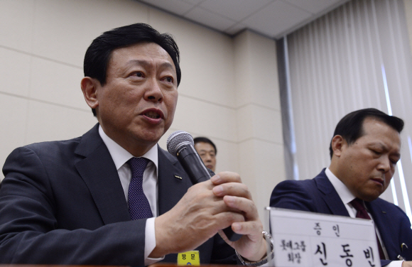 신동빈 롯데그룹 회장이 17일 오전 서울 여의도 국회에서 열린 정무위원회 공정거래위원회 국정감사에 증인으로 출석해 의원들의 질의에 답변하고 있다. 정연호 기자 tpgod@seoul.co.kr