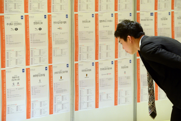 18일 서울 삼성동 코엑스에서 열린 수입차 취업박람회를 찾은 한 구직자가 채용게시판을 보고 있다.  2015. 9. 18 정연호 tpgod@seoul.co.kr