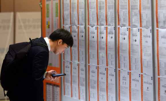 18일 서울 삼성동 코엑스에서 열린 수입차 취업박람회를 찾은 한 구직자가 채용공고게시판을 살펴보고 있다. 2015. 9. 18 정연호 tpgod@seoul.co.kr