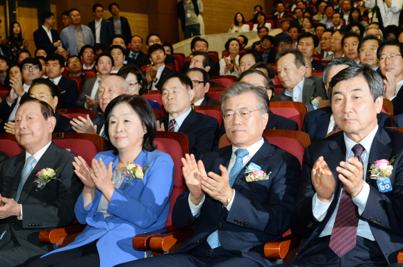 새정치민주연합은 18일 국회 의원회관에서 창당 60주년 기념식을 국회 의원회관에서 개최했다.  김명국전문기자 daunso@seoul.co.kr