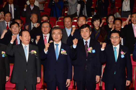 새정치민주연합 문재인 대표와 이종걸 원내대표가 18일 서울 여의도 국회 의원회관에서 열린 새정치민주연합 창당 60주년 기념식에서 참석자들과 함께 파이팅을 외치고 있다. 2015. 09. 18  김명국전문기자 daunso@seoul.co.kr