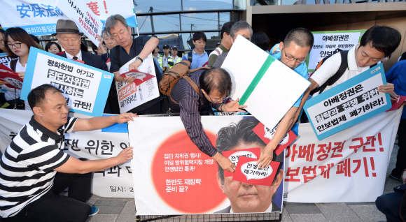 일본 아베 정권이 추진 중인 안보법제 참의원 본회의 처리를 앞둔 18일 서울 종로구 중학동 주한일본대사관 앞에서 시민단체 회원들이 아베 정권을 규탄하며 안보법제 폐기를 촉구하는 퍼포먼스를 하고 있다. 2015. 9 18 손형준 boltagoo@seoul.co.kr