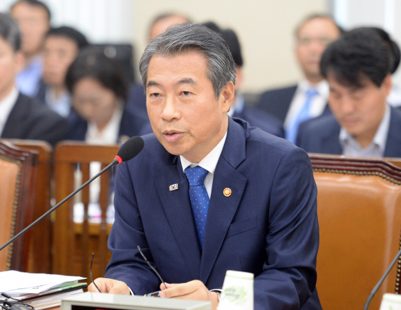 파행으로 국감이 중단되었던안전행정위원회 행정자치부에 대한 국정감사가 18일 국회에서 재개되어 정종섭 장관이 의원들 질의에 답변하고 있다. 2015.9.18  김명국전문기자 daunso@seoul.co.kr