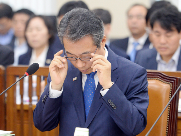 파행으로 국감이 중단되었던안전행정위원회 행정자치부에 대한 국정감사가 18일 국회에서 재개되어 정종섭 장관이 의원들 질의에 답변하고 있다. 2015.9.18  김명국전문기자 daunso@seoul.co.kr