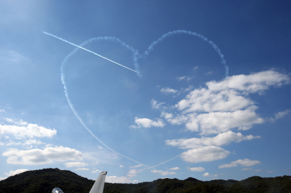 18일 오후 국회 국방위원들이 제8전투비행단 현장점검을 벌인 가운데 블랙이글스가 상공에서 하트모양을 만드는 비행 장면을 선보이고 있다.  2015. 09. 18 국회사진기자단 
