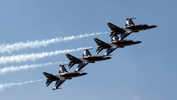 18일 오후 국회 국방위원들이 제8전투비행단 현장점검을 벌인 가운데 블랙이글스가 상공에서 비행 장면을 선보이고 있다.  2015. 09. 18 국회사진기자단