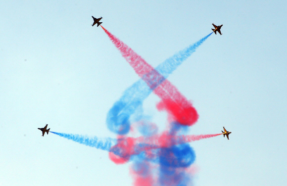 18일 오후 국회 국방위원들이 제8전투비행단 현장점검을 벌인 가운데 블랙이글스가 상공에서 비행 장면을 선보이고 있다.  2015. 09. 18 국회사진기자단 
