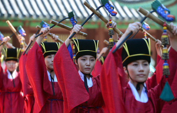 18일 서울 성균관대학교에서 열린 추기석전제에서 아악일무보존회 회원들이 일무(佾舞)를 하고 있다.   2015. 9. 18 정연호 tpgod@seoul.co.kr