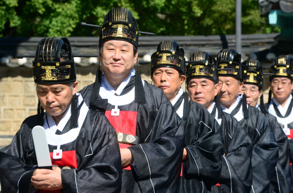 18일 서울 성균관대학교에서 열린 추기석전제에서 새누리당 김무성 대표가 초헌관으로 참여하고 있다.  2015. 9. 18 정연호 tpgod@seoul.co.kr