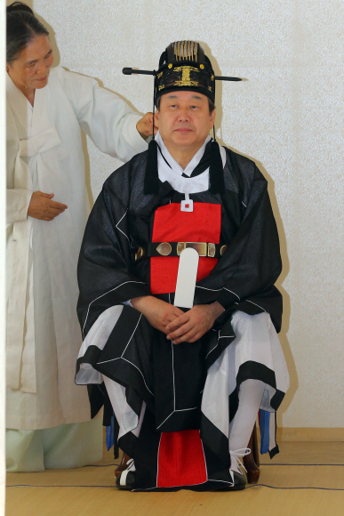 새누리당 김무성 대표가 18일 서울 종로구 성균관 대성전에서 열린 공기(孔紀) 2566년 추기 석전대제에서 초헌관(初獻官.제례에서 처음으로 술잔을 신위에 올리는 직임) 복장을 갖추고 있다. 2015.9.18 정연호 tpgod@seoul.co.kr