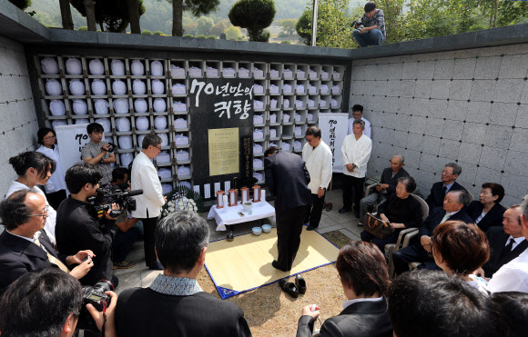 20일 오전 경기 파주 용미리 서울시립묘지에서 열린 ‘일본 홋카이도 조선인 강제 노동 희생자 추모 및 유골 귀향 안장식’에서 유골을 안장한 뒤 절을 올리고 있다. 연합뉴스