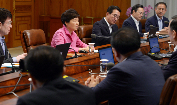 박근혜 대통령이 21일 오전 청와대에서 열린 수석비서관회의에서 모두 발언을 하고 있다.  안주영 기자 jya@seoul.co.kr