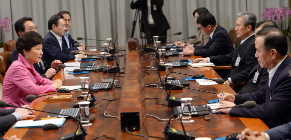 박근혜 대통령이 21일 오전 청와대에서 열린 수석비서관회의에서 모두 발언을 하고 있다.  안주영 기자 jya@seoul.co.kr