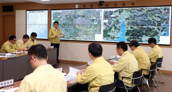 전남 담양과 광주 북구의 전통시장 내 가금 판매소 2곳에서 조류인플루엔자(AI) 항원(H5N8)이 검출됐다고 알려진 21일 정부세종청사 농식품부 상황실에서 상황실장인 이준원 식품산업정책실장 주재로 관계 직원들이 대책회의를 하고 있다.  연합뉴스