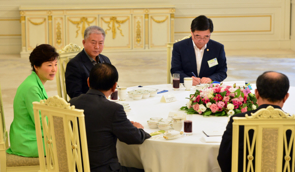 박근혜 대통령이 22일 청와대에서 노동개혁 관련 대타협을 이끌어낸 노사정 대표들을 초청해 오찬에 앞서 환담하고 있다.  안주영 기자 jya@seoul.co.kr