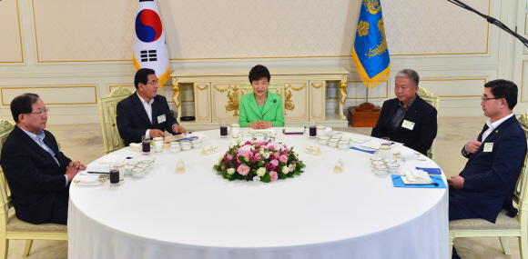 박근혜 대통령이 22일 청와대에서 노동개혁 관련 대타협을 이끌어낸 노사정 대표들을 초청해 오찬에 앞서 환담하고 있다. 왼쪽부터 박병원 경영자총협회장, 김대환 노사정 위원장, 박 대통령, 김동만 한국노총 위원장, 이기권 고용노동부 장관.  안주영 기자 jya@seoul.co.kr
