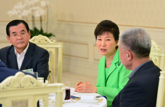 박근혜 대통령이 22일 청와대에서 노동개혁 관련 대타협을 이끌어낸 노사정 대표들을 초청해 오찬에 앞서 인사말을 하고 있다. 왼쪽부터 김대환 노사정 위원장, 박 대통령, 김동만 한국노총 위원장. 안주영 기자 jya@seoul.co.kr