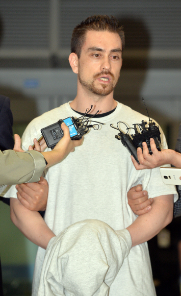 23일 인천국제공항을 통해 송환된 ’이태원 살인 사건’의 진범으로 지목된 미국인 아더 존 패터슨이 기자들의 질문에 답하고 있다. 박지환 기자 popocar@seoul.co.kr